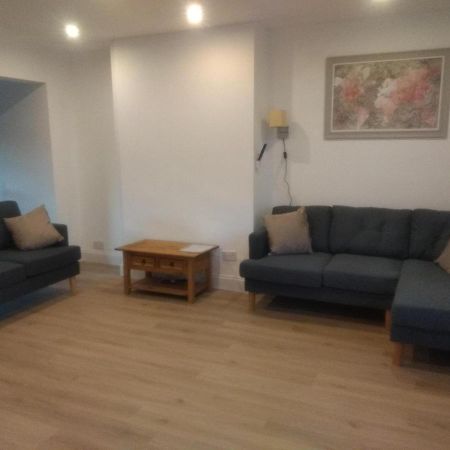 Cheltenham - 3 Bedroom, Parking, Disneyplus 외부 사진
