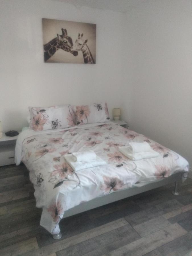 Cheltenham - 3 Bedroom, Parking, Disneyplus 외부 사진