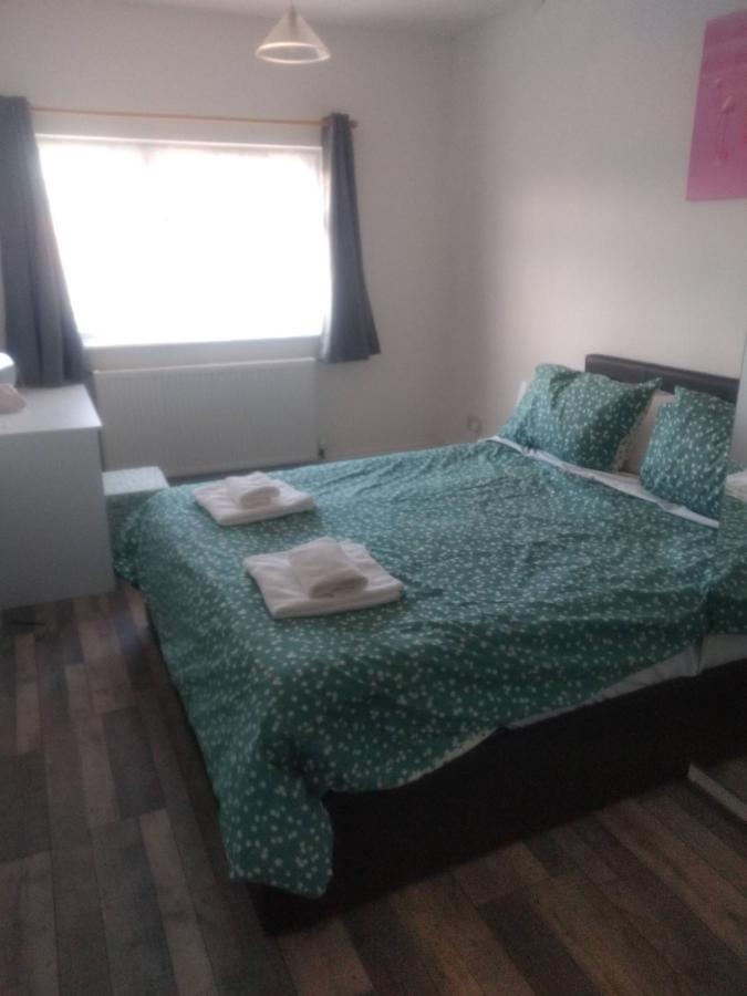 Cheltenham - 3 Bedroom, Parking, Disneyplus 외부 사진
